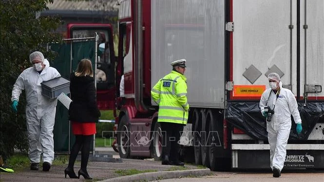 Cảnh sát Anh điều tra tại hiện trường xe tải chở 39 thi thể người Việt Nam được phát hiện tại Grays, hạt Essex, Đông Bắc London, ngày 23-10-2019. Ảnh: AFP/TTXVN