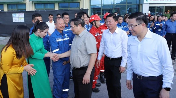 Thủ tướng Phạm Minh Chính động viên cán bộ, công nhân viên làm việc tại Nhà máy lọc hóa dầu Nghi Sơn