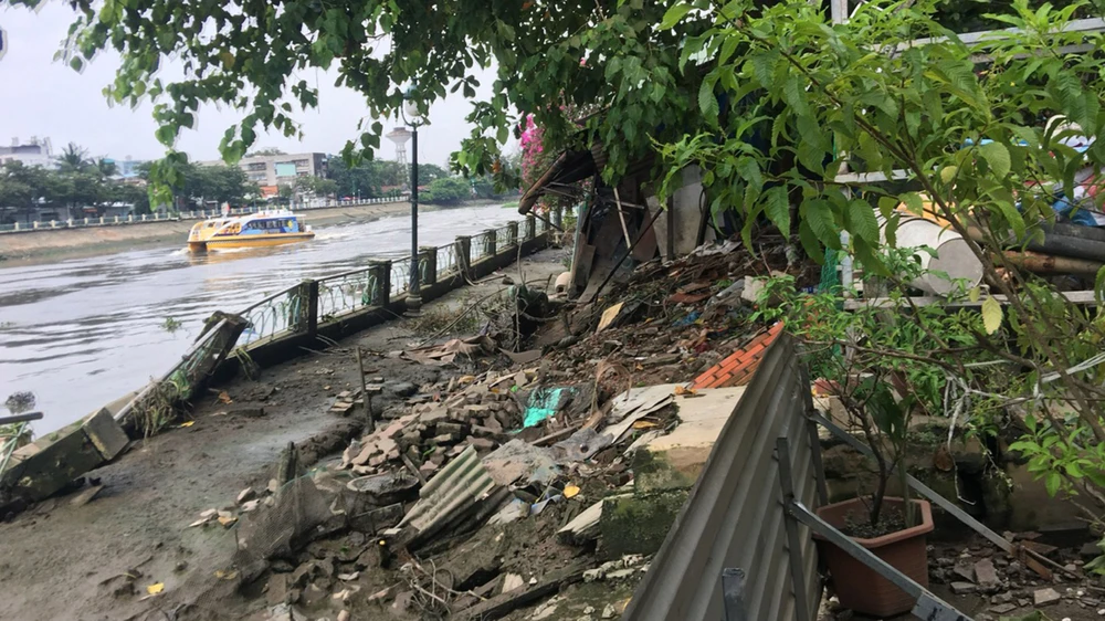 Nhiều đoạn bờ kè, nhà cửa, đất đai cây cối của người dân dọc kênh Thanh Đa bị chìm theo con nước
