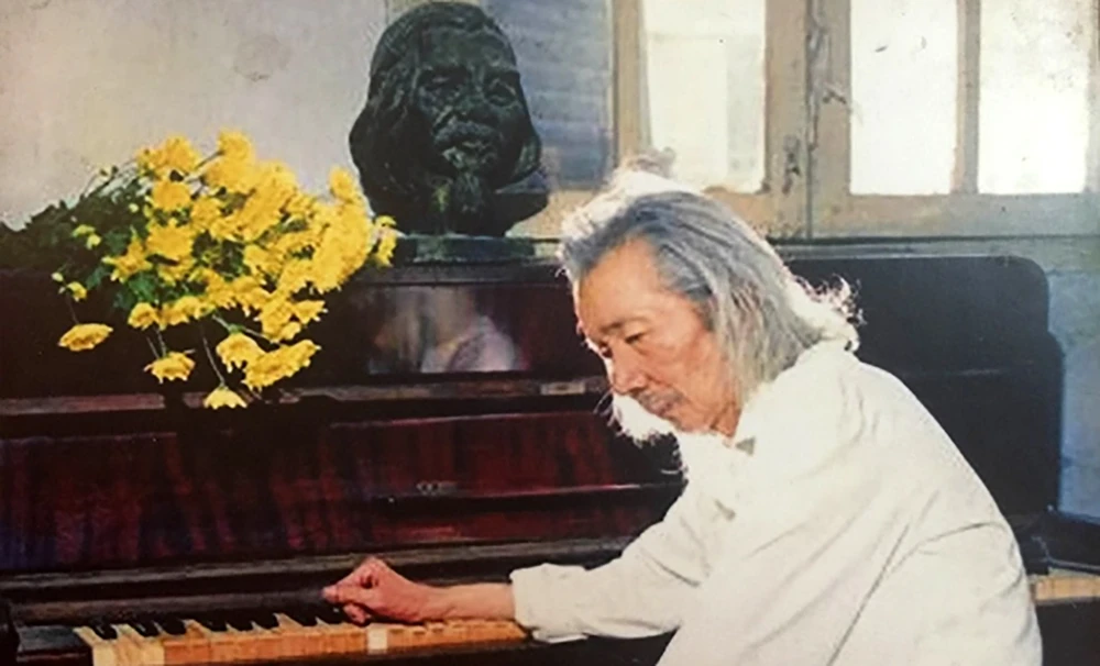 Văn Cao bên đàn piano, bức ảnh của cố nhiếp ảnh gia Lê Quang Châu, giải nhất Hội Nghệ sĩ nhiếp ảnh cuối thập niên 1980