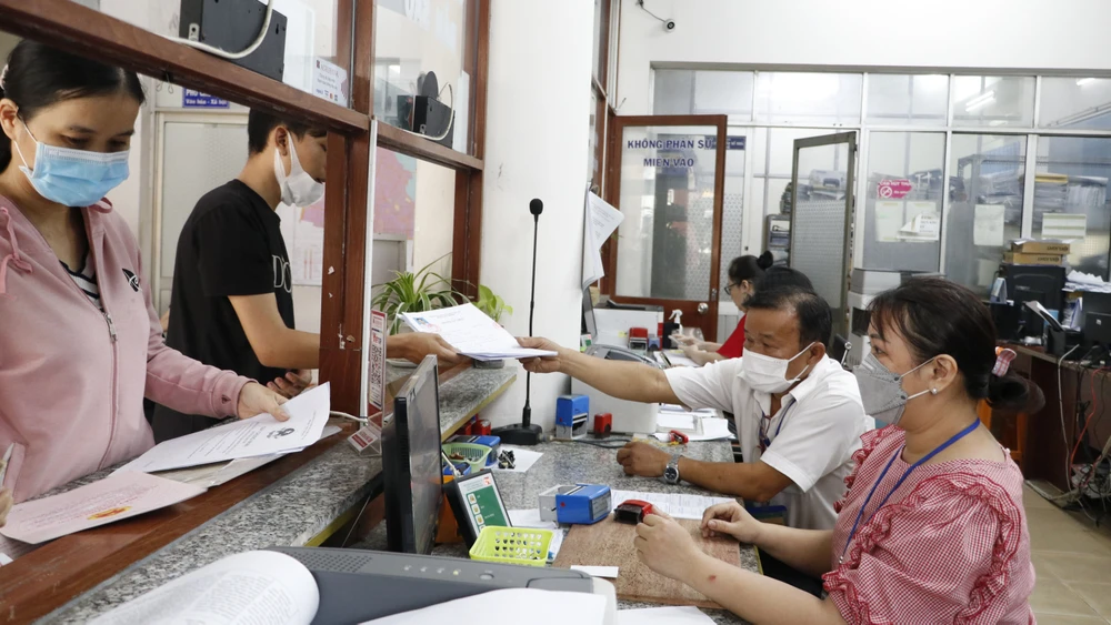 Công chức phường Bình Hưng Hòa A, quận Bình Tân giải quyết thủ tục hành chính cho người dân
