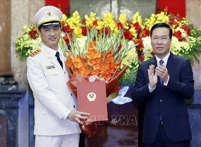 Chủ tịch nước Võ Văn Thưởng trao quyết định thăng cấp bậc hàm Thượng tướng cho Thứ trưởng Bộ Công an Nguyễn Duy Ngọc. Ảnh: TTXVN