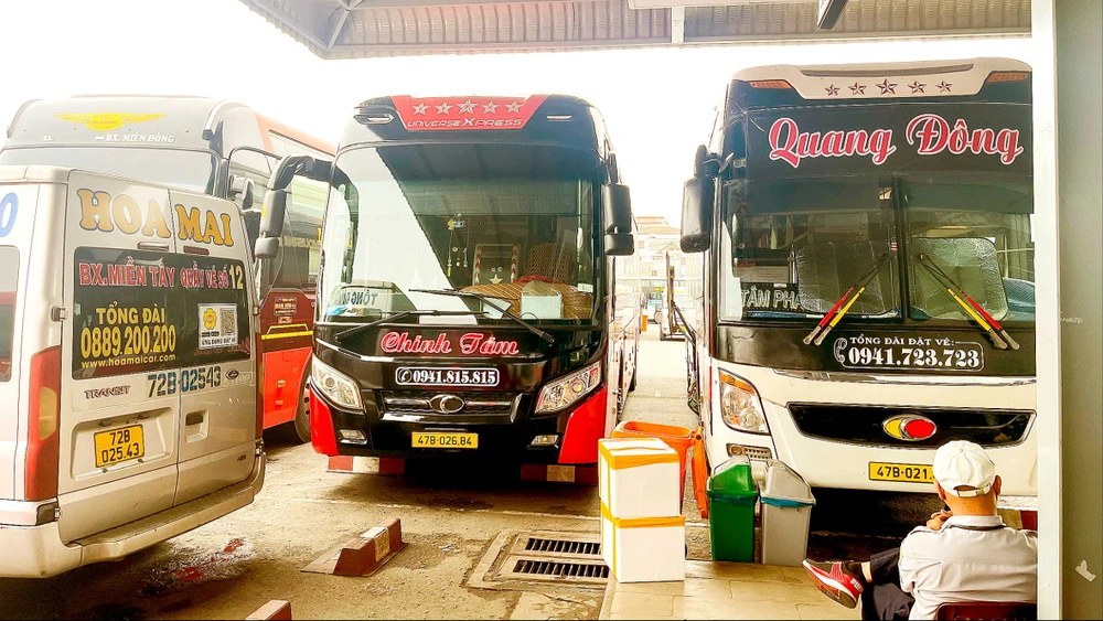 Nhiều doanh nghiệp vận tải chạy tuyến Tây Nguyên đang đậu trong Bến xe Miền Tây (quận Bình Tân) để chờ đón khách