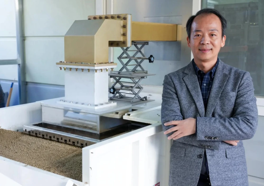 Tiến sĩ Sunshin Jung bên hệ thống làm nóng đất bằng vi sóng