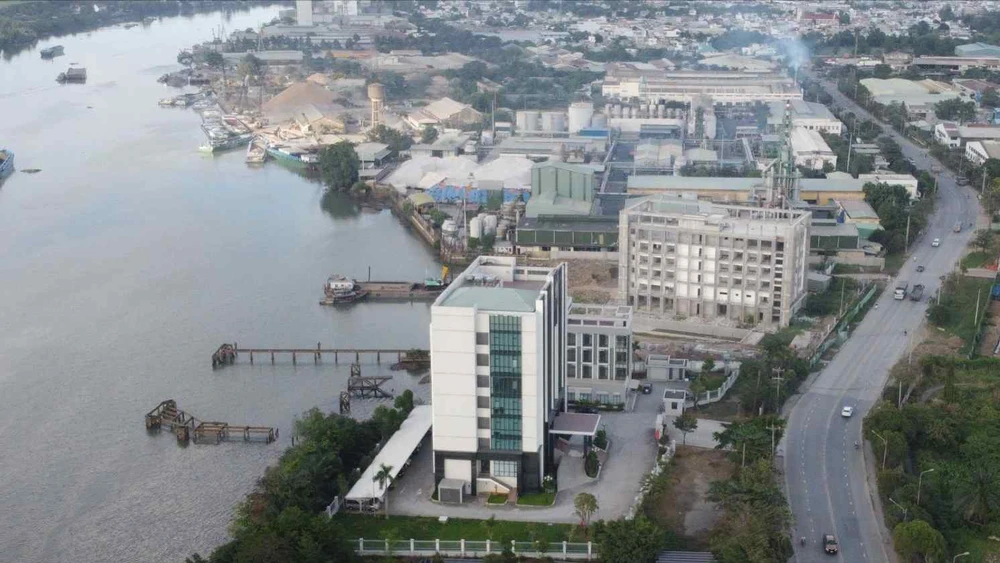 Khu công nghiệp Biên Hòa 1 bên sông Đồng Nai được quy hoạch trở thành khu đô thị mới. Ảnh: HOÀNG BẮC