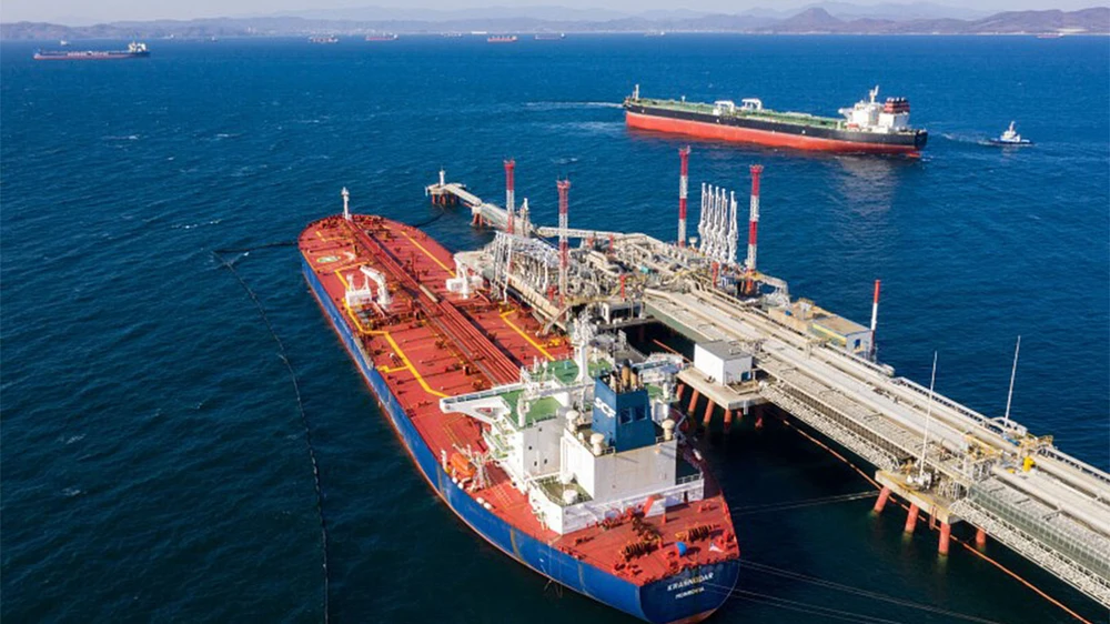 Đưa dầu lên tàu tại cảng Kozmino, vùng Viễn Đông Nga chuẩn bị xuất khẩu. Ảnh: MOSCOWTIMES