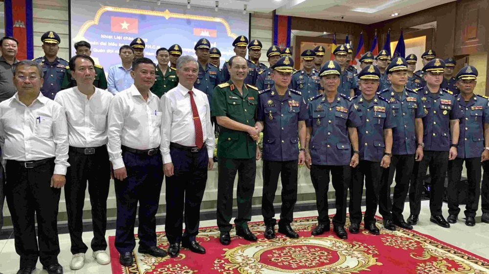 Đoàn công tác Bộ Tư lệnh TPHCM do Trung tướng Nguyễn Văn Nam làm trưởng đoàn đến thăm, chúc tết Bộ Tư lệnh Hiến binh, Quân đội Hoàng gia Campuchia. Ảnh: THÀNH TRUNG