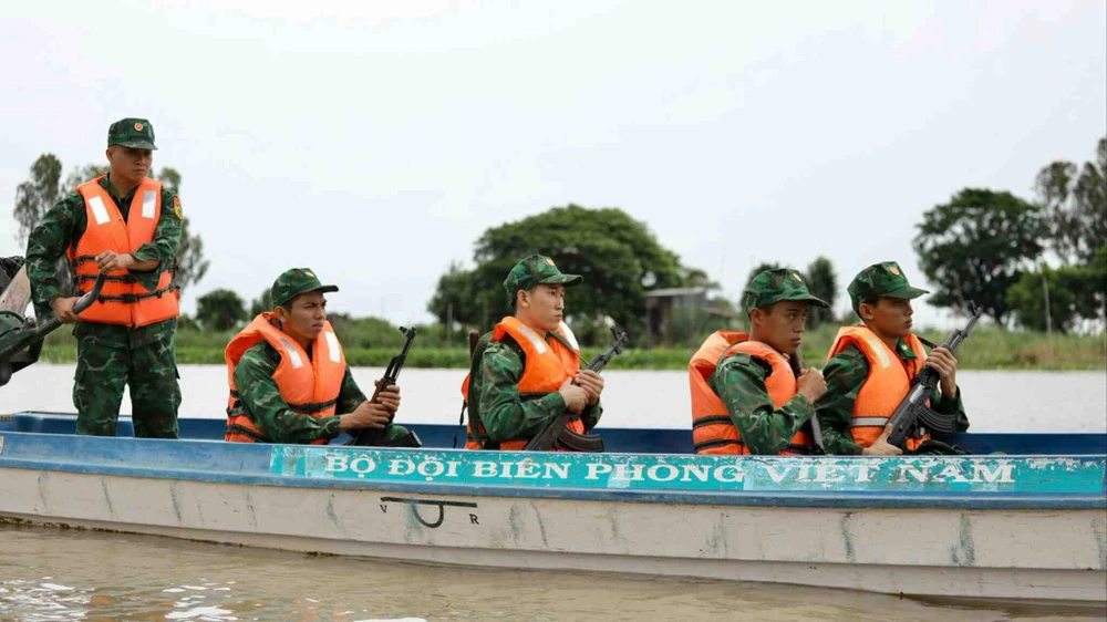 Cán bộ chiến sĩ Đồn Biên phòng cửa khẩu Vĩnh Hội Đông (An Giang) tuần tra trên sông. Ảnh: DŨNG PHƯƠNG