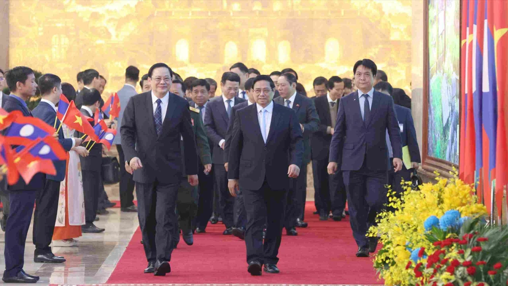 Thủ tướng Phạm Minh Chính và Thủ tướng Lào Sonexay Siphandone. Ảnh: QUANG PHÚC