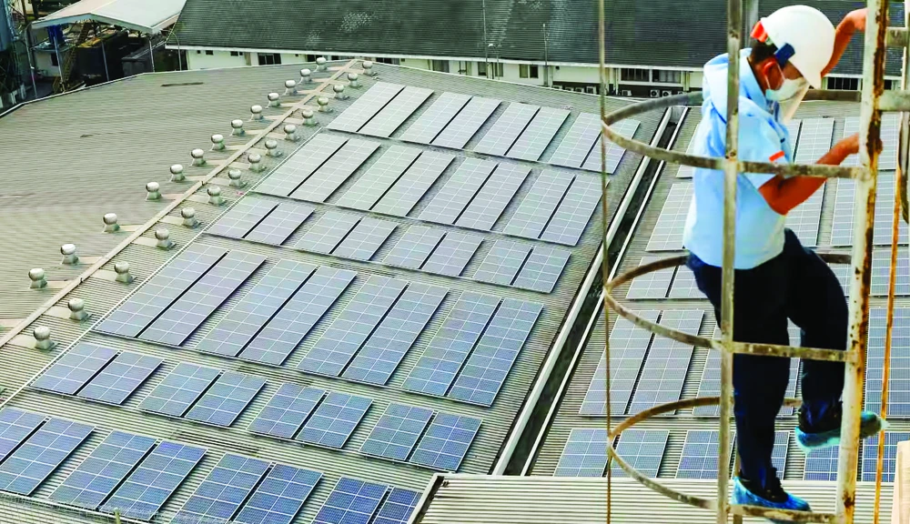 Đầu tư tấm pin mặt trời ở Indonesia. Ảnh: REUTERS