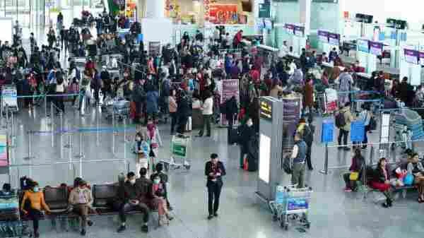 Sân bay Nội Bài đông khách mùa cao điểm