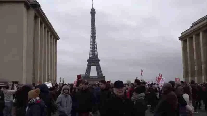 Người biểu tình phản đối luật nhập cư mới ở thủ đô Paris, Pháp. Ảnh: FRANCE 24