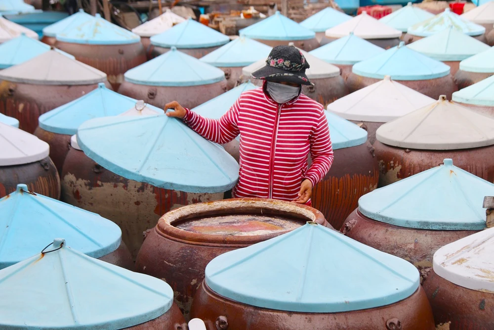 Sau nhiều tháng ủ chượp, nước mắm truyền thống Phan Thiết đã chín và sẵn sàng cung ứng cho thị trường dịp tết