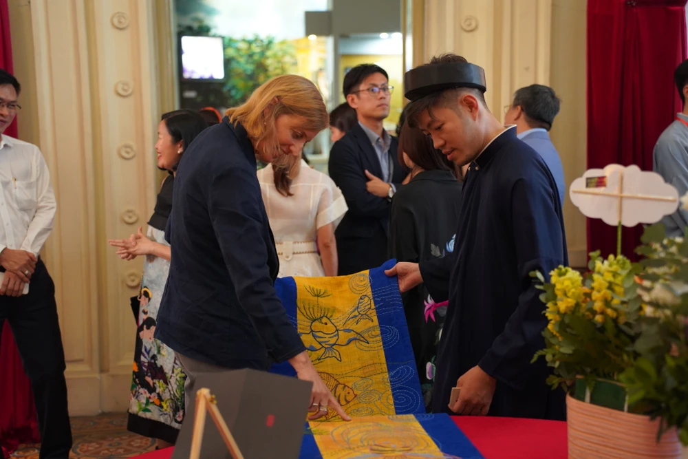 Khách tham quan tìm hiểu các công đoạn và sản phẩm của làng nghề thủ công truyền thống Việt Nam tại triển lãm