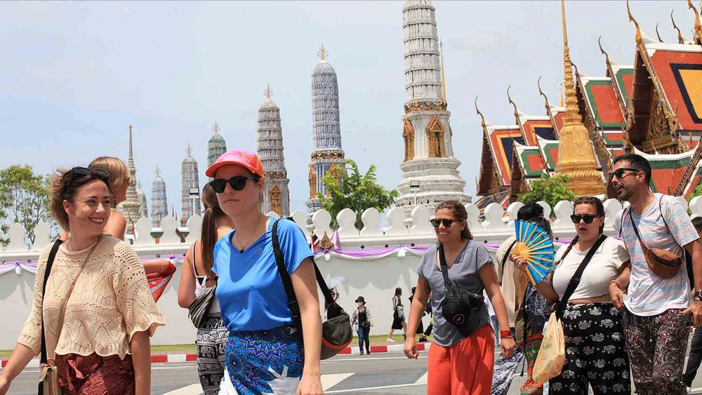 Du khách Trung Quốc thăm Cung điện Hoàng gia Thái Lan năm 2023. Ảnh: BANGKOK POST