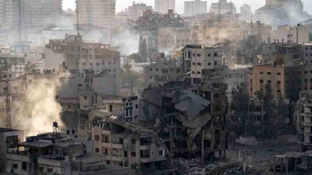 Các tòa nhà bị phá hủy sau cuộc oanh kích của Israel xuống Dải Gaza. Ảnh: IRNA/TTXVN
