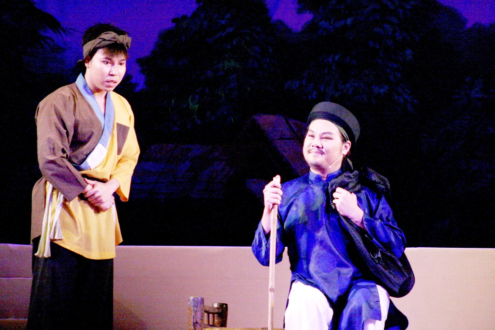 Diễn viên Hoàng Tấn (trái) vai chàng Củi hiền lành chất phác trong vở kịch Nàng Hến tầm duyên của Nhà hát Kịch TPHCM 
