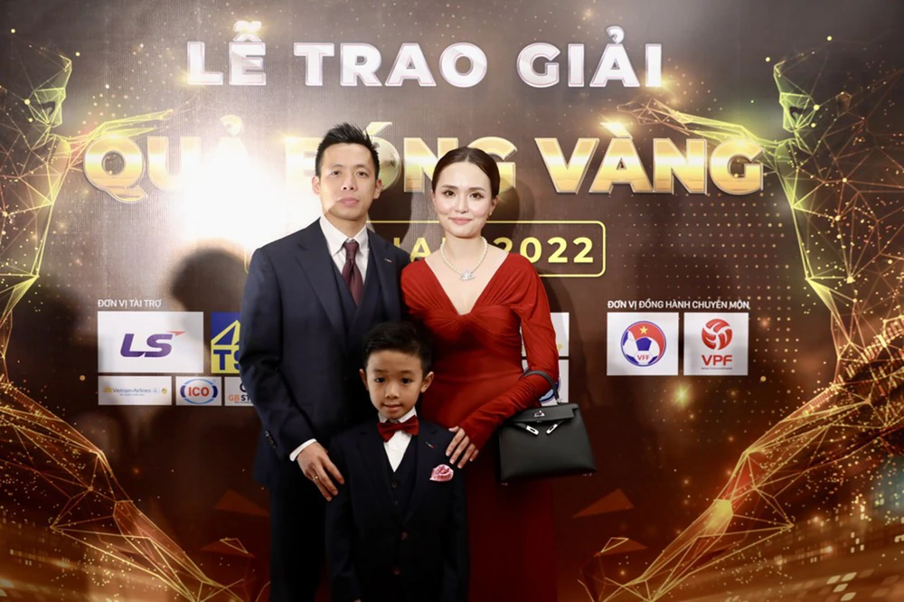 Văn Quyết cùng vợ con tại Gala trao giải Quả bóng vàng Việt Nam 2022