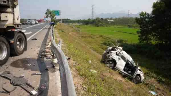 Hiện trường vụ tai nạn tại tuyến cao tốc Cam Lộ - La Sơn thuộc địa phận tỉnh Thừa Thiên Huế