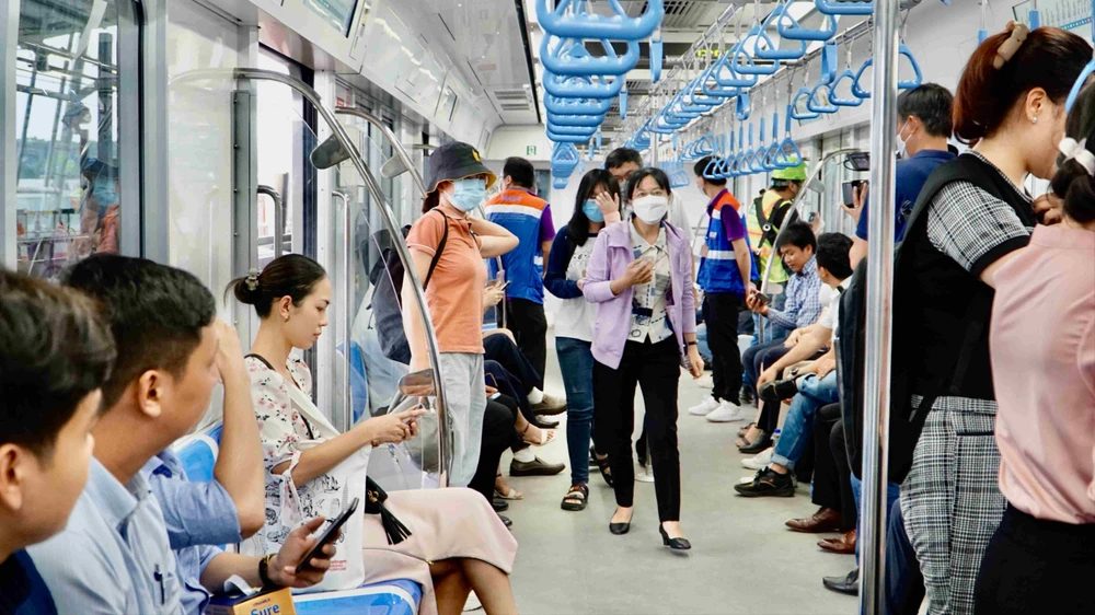 Hành khách tham gia chạy thử tuyến Metro số 1