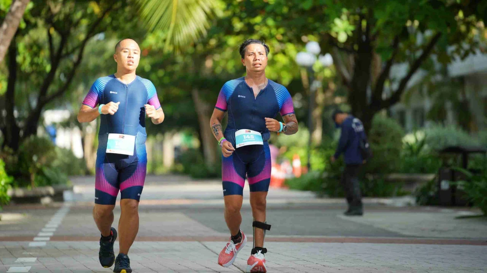 VĐV khuyết tật Võ Huỳnh Anh Khoa (phải) trên đường đua điền kinh. Ảnh: P.NGUYỄN