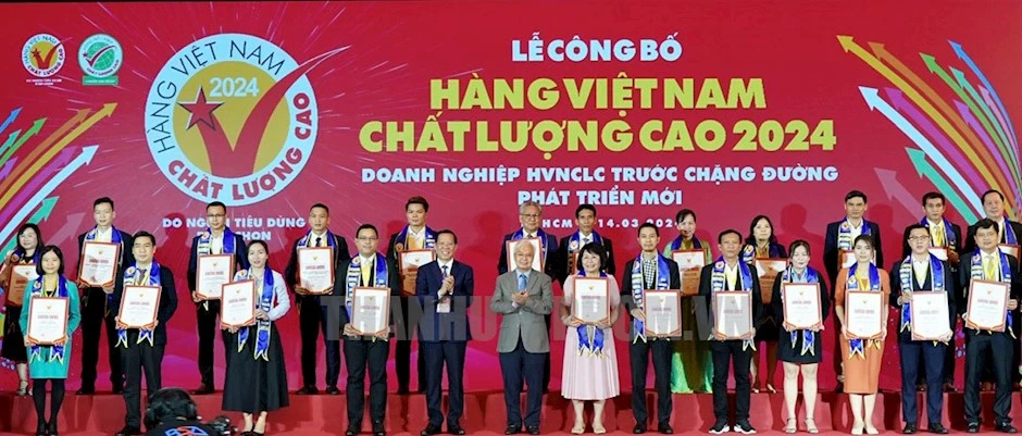 Đồng chí Phan Văn Mãi và đồng chí Phan Thanh Bình trao giấy chứng nhận cho các doanh nghiệp. Ảnh: Thanhuytphcm