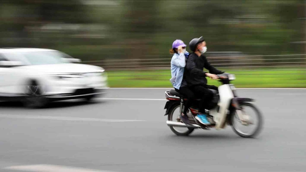 Tình trạng xe máy đi vào đường cao tốc Thăng Long xảy ra thường xuyên 