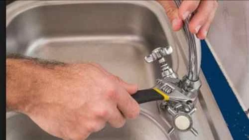 Kiểm tra bồn chứa nước tại các mối nối và van phao (cơ hay điện) nếu phát hiện nước tràn ra khỏi bồn hoặc van đóng không kín gây rò rỉ thì tiến hành sửa chữa và thay thế