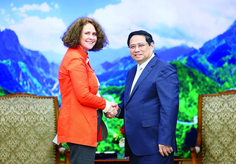 Thủ tướng Phạm Minh Chính tiếp bà Carolyn Turk, Giám đốc quốc gia Ngân hàng Thế giới (WB) tại Việt Nam, đến chào từ biệt sau khi kết thúc nhiệm kỳ công tác. Ảnh: TTXVN