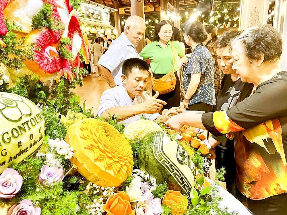 Khách tham quan các sản phẩm được điêu khắc bằng rau củ quả tại Lễ hội Văn hóa Ẩm thực, Món ngon Saigontourist Group 2024, tối 28-3