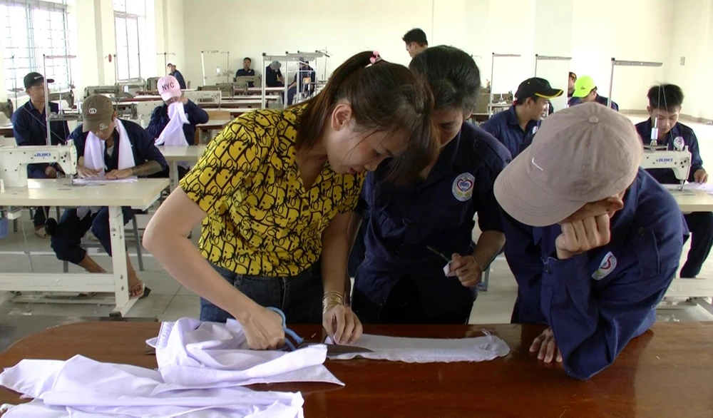 Học viên cai nghiện ma túy ở huyện Xuân Lộc, tỉnh Đồng Nai được học nghề cắt may. Ảnh: HOÀNG BẮC