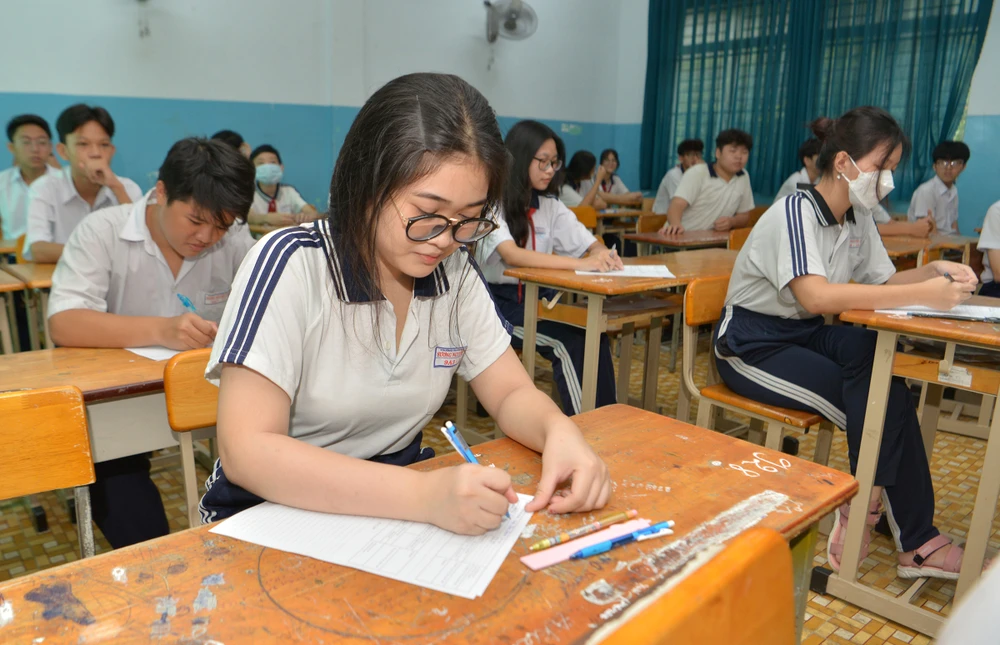 Học sinh thi lớp 10 năm học 2023-2024 tại điểm thi Trường THCS Sương Nguyệt Anh, quận 8, TPHCM. Ảnh: CAO THĂNG