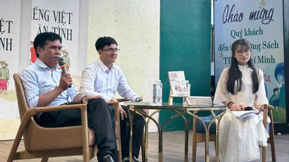 Nhà thơ Lê Minh Quốc và tác giả Lê Trọng Nghĩa (giữa) trong chương trình giao lưu ra mắt ấn phẩm “Tiếng Việt ân tình” 