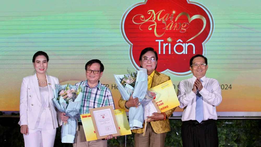 Chương trình "Mai Vàng tri ân" đã giao lưu, vinh danh và trao tặng 2 phần quà đến NSND Thanh Tuấn và nhà văn Nguyễn Nhật Ánh. Ảnh: DŨNG PHƯƠNG