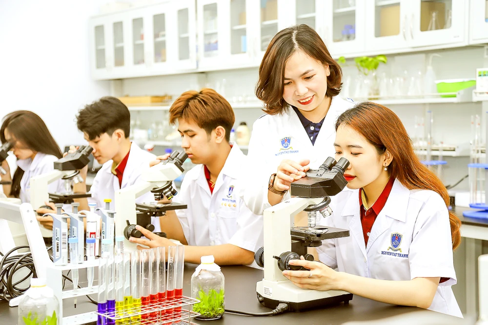 Sinh viên ngành Công nghệ sinh học Trường ĐH Nguyễn Tất Thành học thực hành tại phòng thí nghiệm. Ảnh: THANH HÙNG