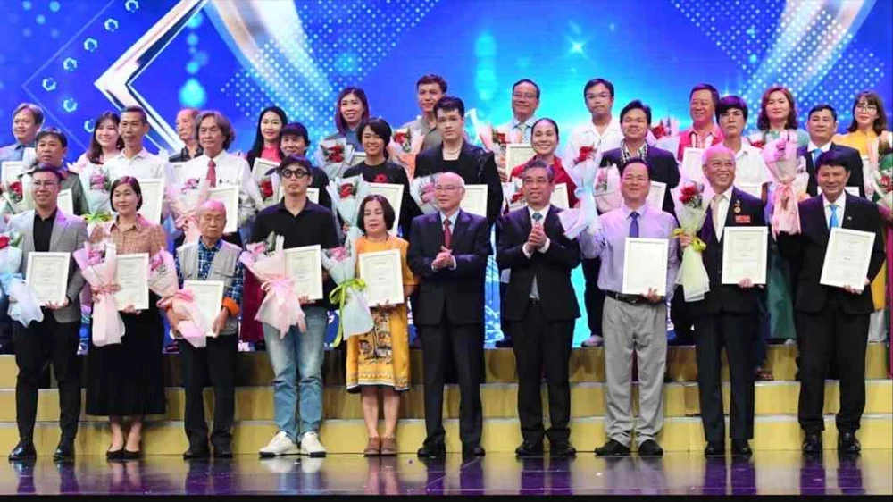 Phó Bí thư Thành ủy TPHCM Nguyễn Phước Lộc và Trưởng Ban Tuyên giáo Thành ủy TPHCM Phan Nguyễn Như Khuê chúc mừng các tác giả đoạt giải thưởng sáng tác, quảng bá về học và làm theo Bác, đợt 1 giai đoạn 2020-2025