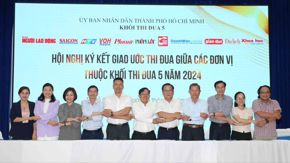 Các đơn vị thuộc Khối thi đua 5 thể hiện quyết tâm đoàn kết, thực hiện tốt các giao ước thi đua. Ảnh: HOÀNG TRIỀU