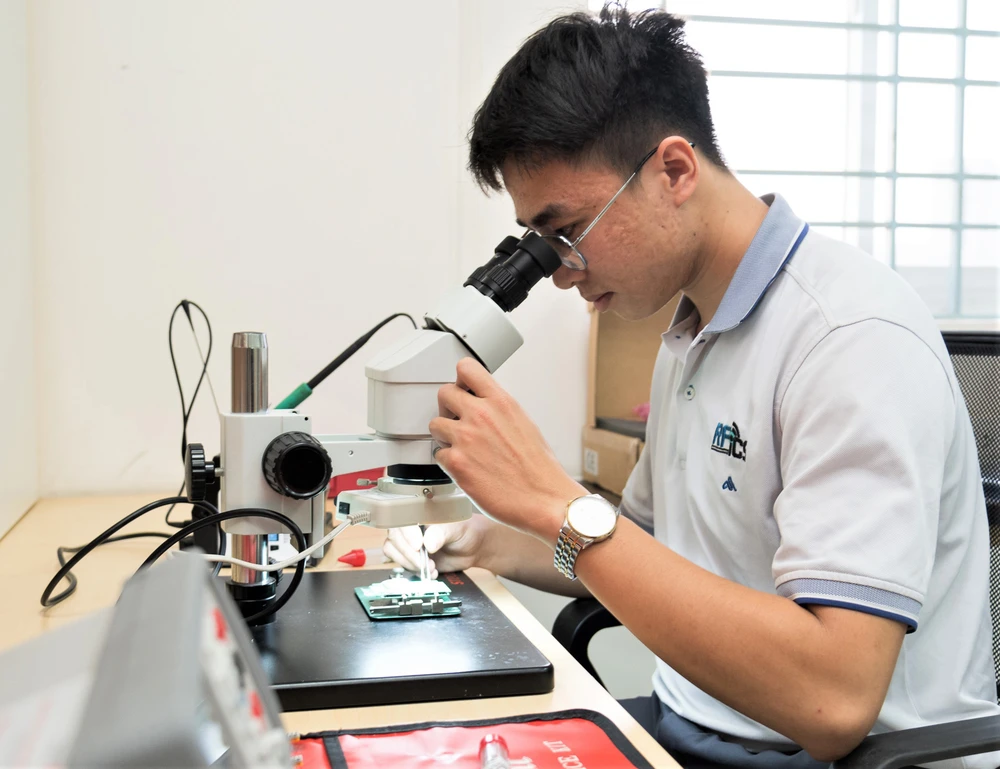 Sinh viên Trường ĐH Bách khoa (ĐHQG TPHCM) học thực hành tại Phòng thí nghiệm Vi mạch và hệ thống cao tần