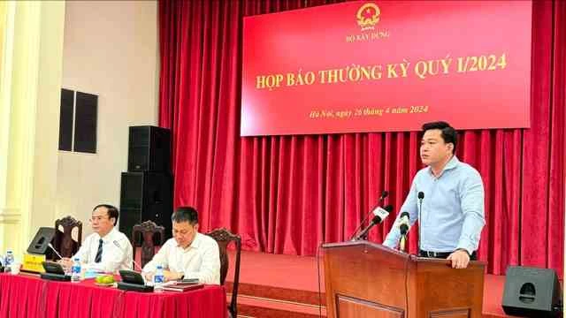 Ông Nguyễn Hoàng Hải, Cục trưởng Cục Quản lý nhà và thị trường bất động sản trả lời tại họp báo ngày 26-4