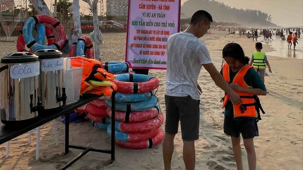 Điểm cung cấp miễn phí áo phao, phao tròn, nước uống tại bãi biển Thiên Cầm 