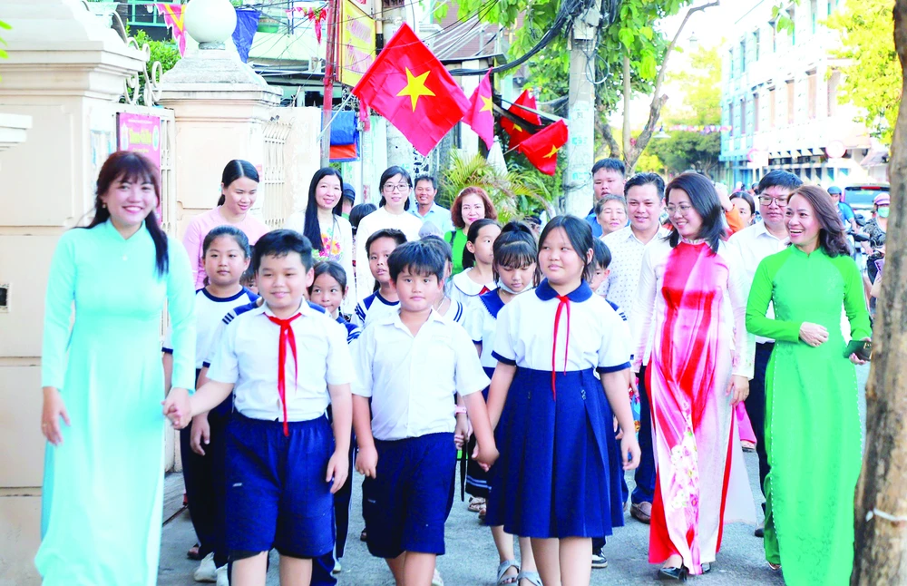 Học sinh tại quận 4 tham quan đường cờ Tổ quốc dịp lễ 30-4