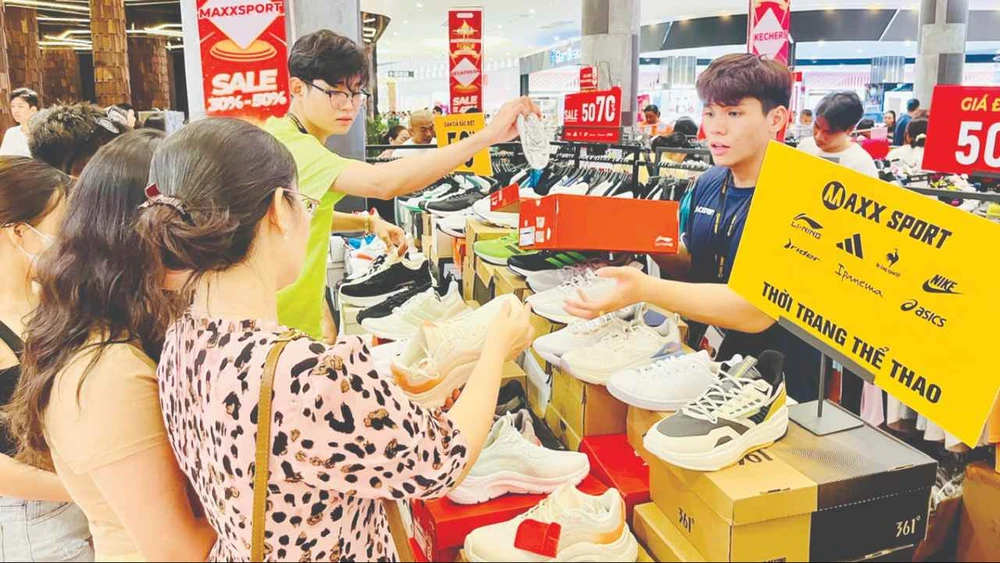 Gần 22 giờ đêm 28-4, khách còn mua hàng tại AEON Mall quận Tân Phú