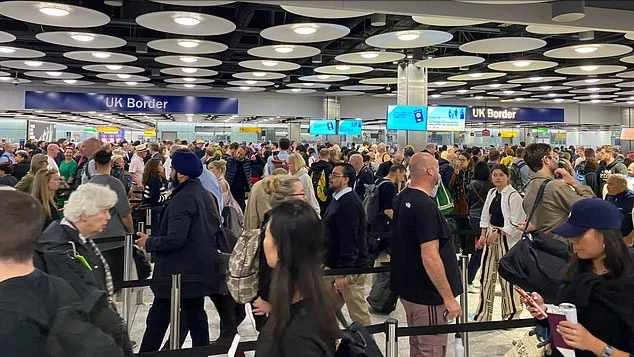 Xếp hàng chờ nhập cảnh tại sân bay Gatwick. Ảnh: DAILY MAIL