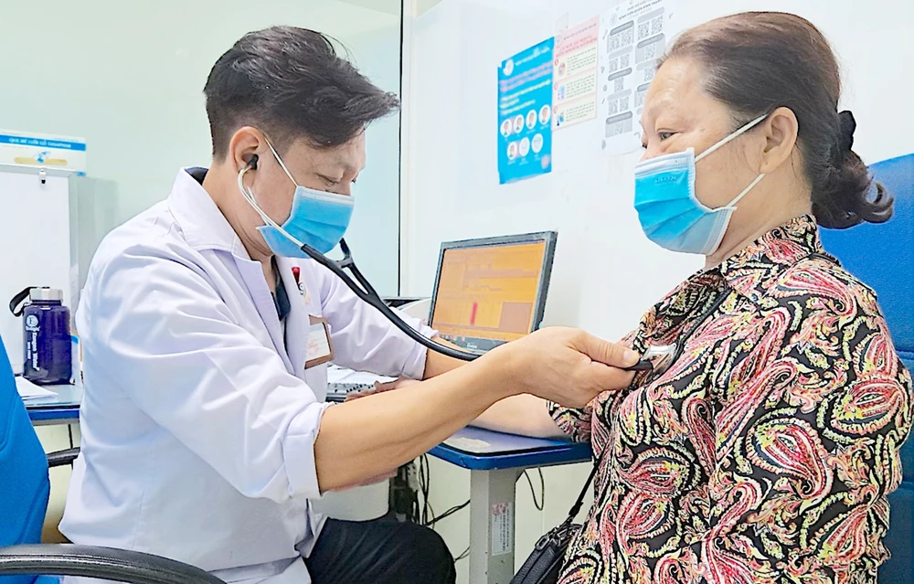 Khám bệnh cho người cao tuổi tại Bệnh viện quận Bình Thạnh, TPHCM. Ảnh: QUANG HUY