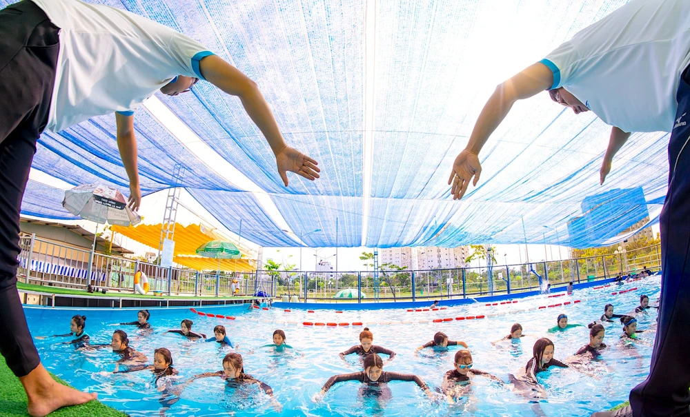 Giờ học bơi tại Trung tâm Bơi lội quận 7, TPHCM. Ảnh: HOÀNG HÙNG