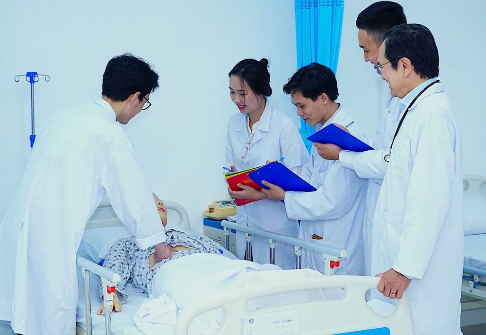 Sinh viên khối ngành sức khỏe Trường Cao đẳng Đại Việt Sài Gòn trong giờ học thực hành