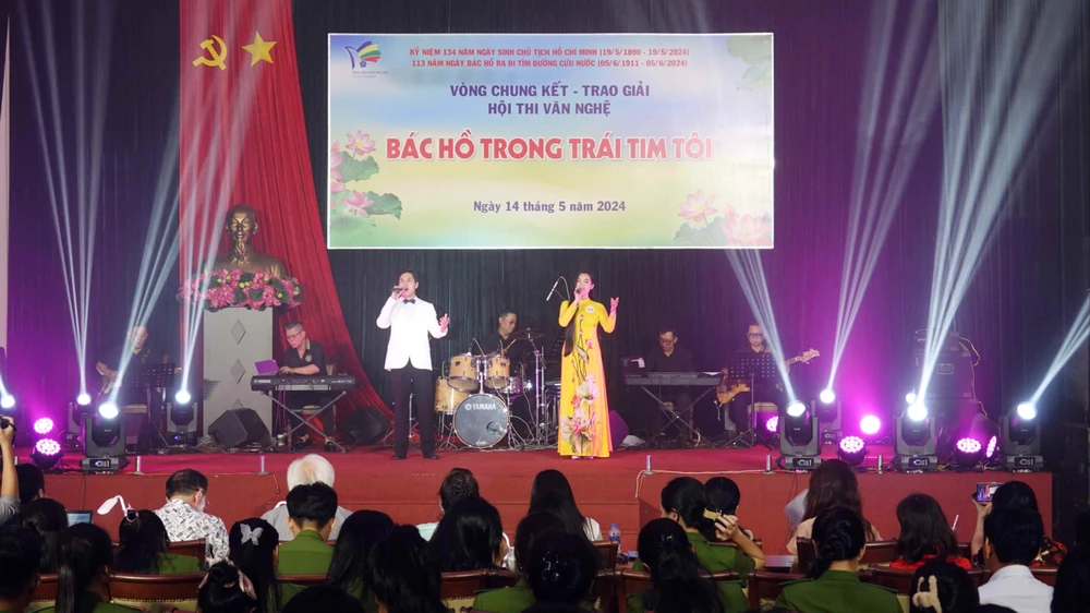 Tiết mục song ca "Lời Bác sáng mãi muôn đời". Ảnh: THÚY BÌNH