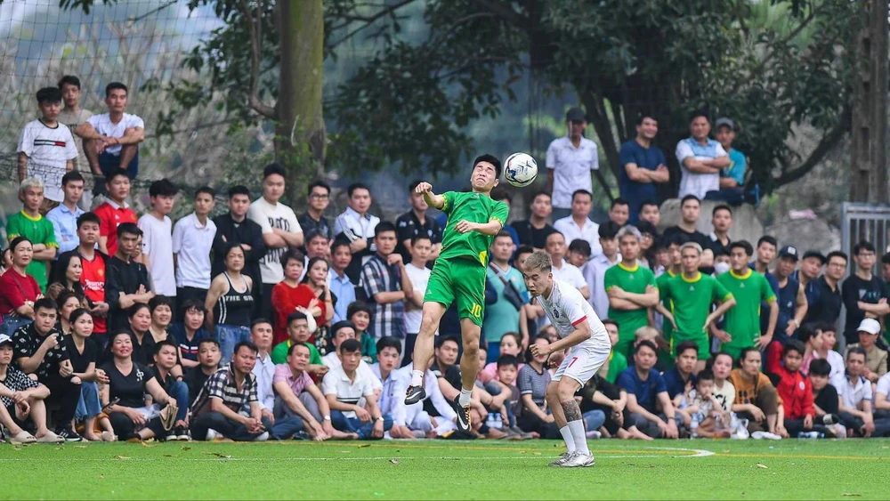 Các cầu thủ đá phủi tranh tài tại giải chào xuân ở Triều Khúc (Hà Nội), giải đấu có tuổi đời 80 năm. Ảnh: HỮU THÀNH