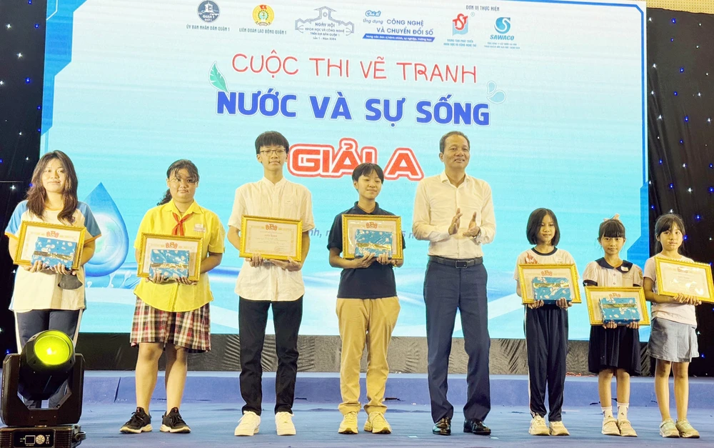 Ông Nguyễn Văn Đắng, Phó Tổng Giám đốc SAWACO trao giải cuộc thi vẽ tranh đến các tác phẩm đoạt giải