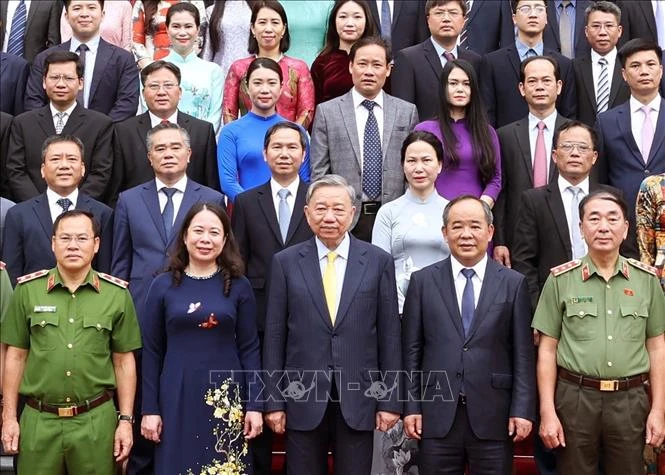 Chủ tịch nước Tô Lâm với các cán bộ Văn phòng Chủ tịch nước. Ảnh: TTXVN
